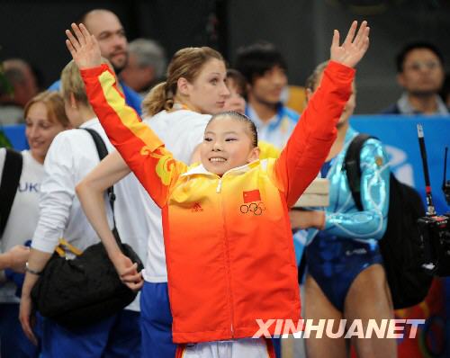 Китайская гимнастка Хэ Кэсинь завоевала 'золото' в упражнениях на брусьях3