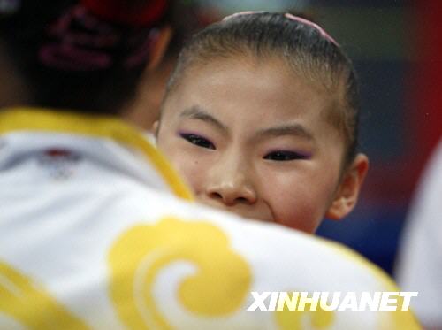 Китайская гимнастка Хэ Кэсинь завоевала 'золото' в упражнениях на брусьях5