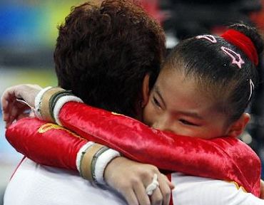 Китайская гимнастка Хэ Кэсинь завоевала 'золото' в упражнениях на брусьях