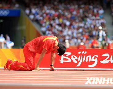 18 августа китайский спортсмен Лю Сян из-за травмы покинул легкоатлетическую площадку во время соревнований по барьерному бегу на 110 м. в рамках Олимпийских игр.