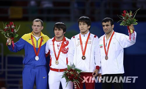 Россиянин и украинец соответственно завоевали «золото» и «серебро» в соревновании по вольной борьбе в весовой категории до 60 кг. 
