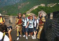 Иностранные туристы посещают Великую китайскую стену
