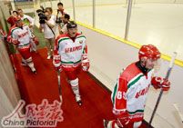 Президент Белоруссии Лукашенко играет в хоккей в Пекине