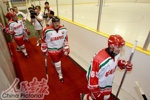 Президент Белоруссии Лукашенко играет в хоккей в Пекине