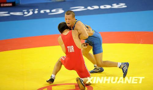 Срочно: Спортсмен из Турции стал олимпийским чемпионом по вольной борьбе в весовой категории до 66 кг