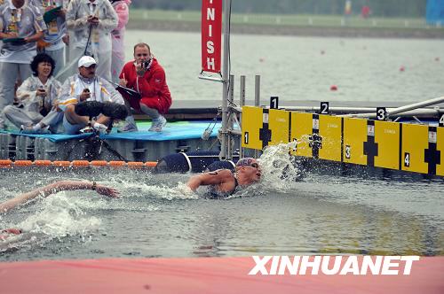 Спортсмен из Нидерландов завоевал 'золото' в плавании на открытой воде на 10 км