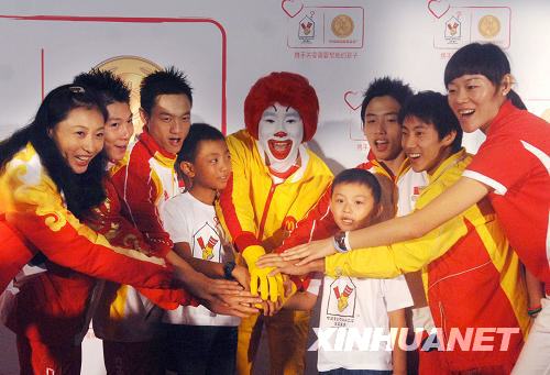 Олимпийские чемпионы из сборной Китая приняли участие в благотворительной акции, посвященной сбору средств для пострадавших от землетрясения районов провинции Сычуань.