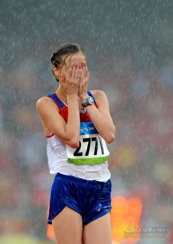 Эмоции спортсменок после окончания женских соревнований по спортивной ходьбе на 20 км.