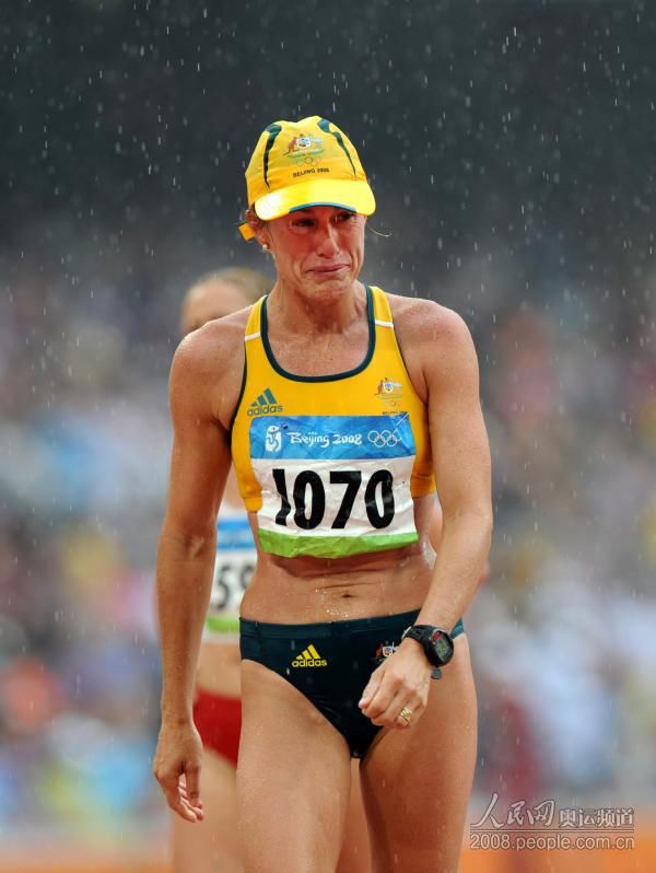 Эмоции спортсменок после окончания женских соревнований по спортивной ходьбе на 20 км.