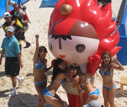 Зажигательный танец группы поддержки на матче женских соревнований по пляжному волейболу