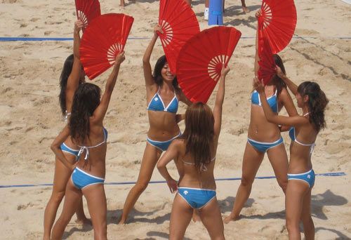 Зажигательный танец группы поддержки на матче женских соревнований по пляжному волейболу