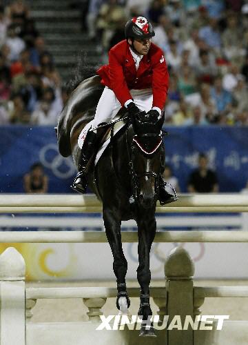 Канадский наездник Эрик Ламаз получил золото в олимпийских соревнований по конному спорту в конкуре