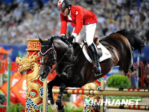 Канадский наездник Эрик Ламаз получил золото в олимпийских соревнований по конному спорту в конкуре