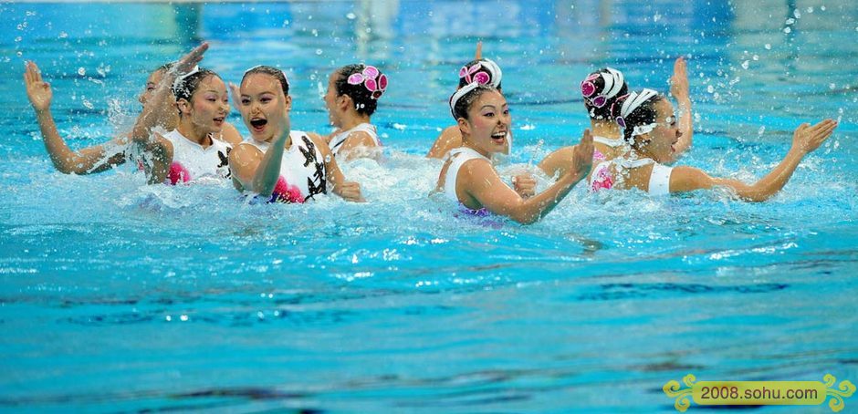 Китайская женская команда в соревнованиях по синхронному плаванию 22 августа