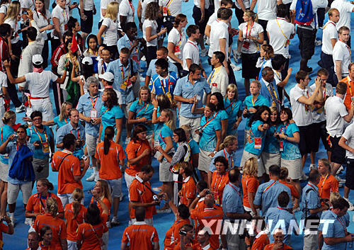 Спортсмены-участники олимпийских соревнований вышли на арену Национального стадиона 'Птичье гнездо'