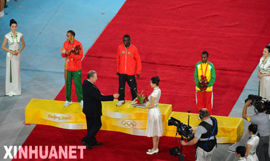 Последний комплект олимпийских медалей был вручен победителям в марафоне среди мужчин1