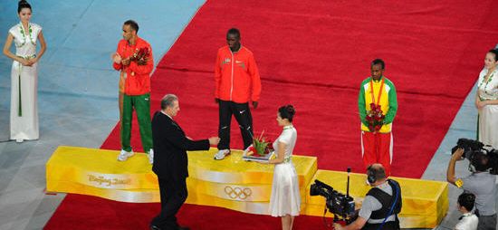 Последний комплект олимпийских медалей был вручен победителям в марафоне среди мужчин