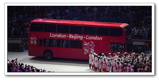 Срочно: Лондон как город-хозяин 30-ых Олимпийских игр в 2012 г. показывает 8-минутное представление в ходе церемонии закрытия Пекинской Олимпиады