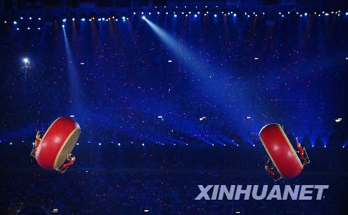 Танец с барабанами на церемонии закрытия Олимпиады Пекина 