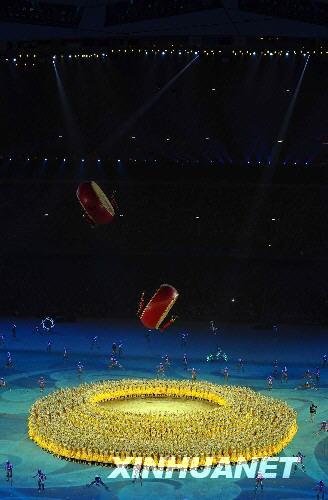 Танец с барабанами на церемонии закрытия Олимпиады Пекина