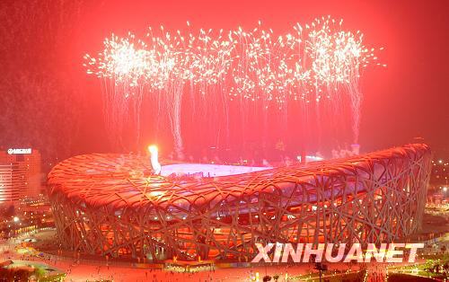 Красивые фейерверки над 'Гнездом' обозначают успешное проведение Олимпиады Пекина