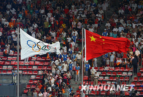 Государственный флаг КНР и Флаг МОК 