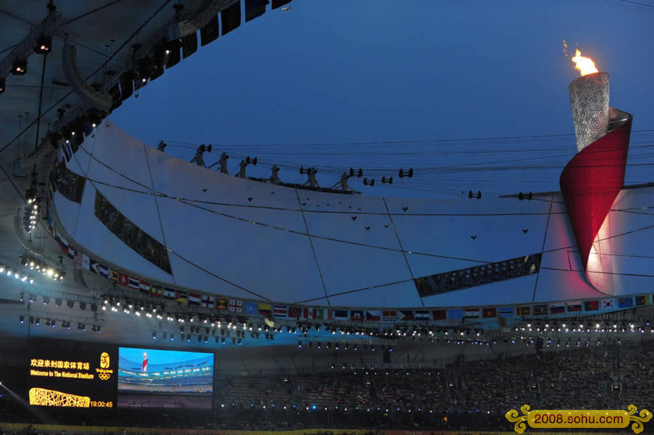 Стадион «Птичье гнездо» в праздничном освещении 