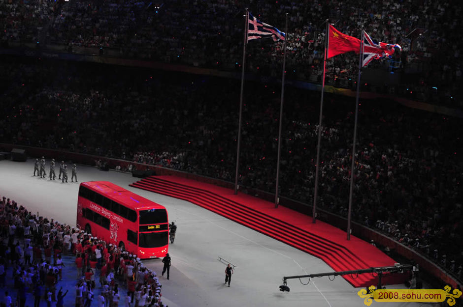 Лондон как город-хозяин 30-ых летних Олимпийских игр в 2012 г. показывает 8-минутное представление