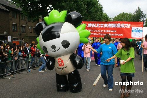 Китайцы, живущие в Великобритании, отмечают успешное проведение Олимпийских игр Пекина на карнавале в Ноттинг Хилл