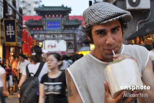 Туристы знакомятся со старинной пекинской культурой в закусочных на улице Ванфуцзин 