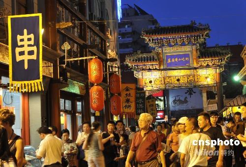 Туристы знакомятся со старинной пекинской культурой в закусочных на улице Ванфуцзин 
