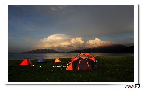 Сказочный пейзаж на озере Сайлиму в Синьцзян-Уйгурском автономном районе