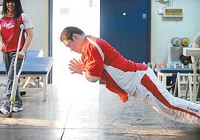 Тренировка китайского штангиста, который будет участвовать в Паралимпийских играх Пекина