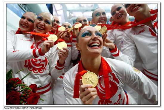 Российская женская команда завоевала золотую медаль в соревнованиях по синхронному плаванию