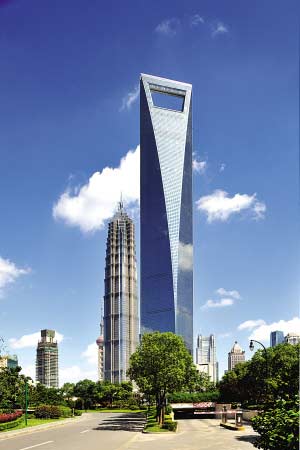 30 августа самый высокий в мире небоскреб - Мировой финансовый центр в Шанхае начал принимать туристов. С 94 по 100 этажи расположены залы для любования окружающими пейзажами. Это - самое высокое в мире здание, аналогов которому не существует.