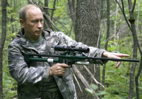 Владимир Путин демонстрирует меткую стрельбу.1