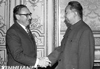 17 октября 1979 года Хуа Гофэн был на встрече с бывшим государственным секретарем США Г. А. Киссинджером