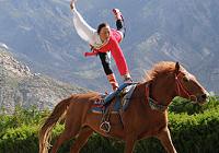 Танцы на конях во время тибетского праздника «Шотон»