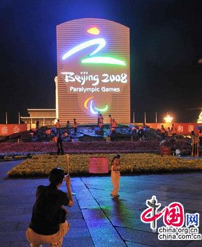 Установка ночного освещения на площади Тяньаньмэнь