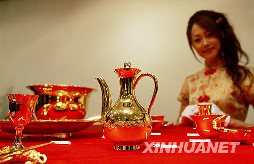 Японские ювелиры продают посуду китайского стиля из чистого золота стоимостью 100 млн. японских иен