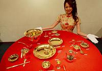 Японские ювелиры продают посуду китайского стиля из чистого золота стоимостью 100 млн. японских иен