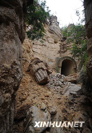 Часть глиняного леса в пейзажном районе Юаньмоу была разрушена землетрясением в Паньчжихуа