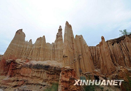 Часть глиняного леса в пейзажном районе Юаньмоу была разрушена землетрясением в Паньчжихуа