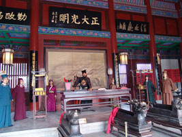 Экскурсия по музею 'старой администрации' города Кайфэнфу провинции Хэнань