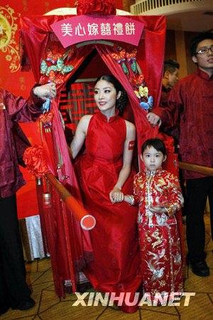 В тот день Чэнь Хуйлинь, которая скоро вступит в брак, участвовала в рекламе одной марки свадебных пряников.
