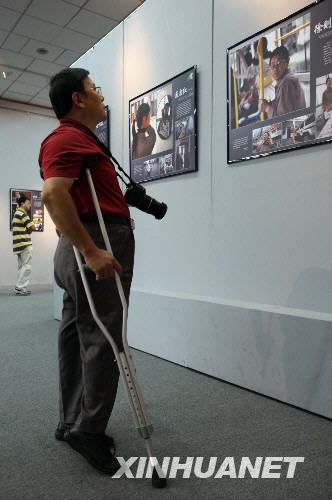 Известный фотограф без рук – Чжэн Лунхуа