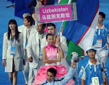 Спортивная делегация Узбекистана входит на стадион