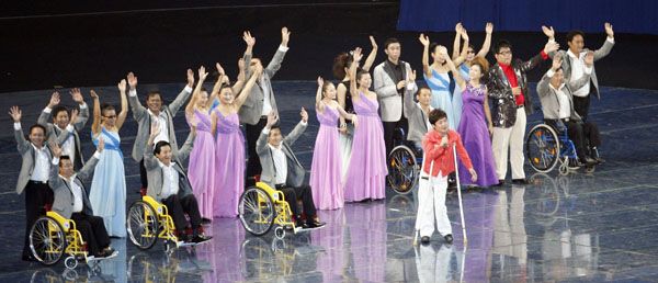 Выступления с танцами и песнями перед открытием церемонии Паралимпийских игр 2008