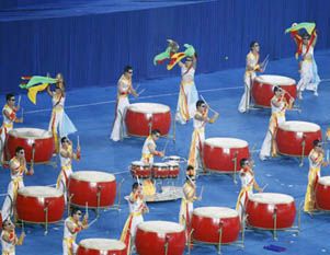Выступления с танцами и песнями перед открытием церемонии Паралимпийских игр 2008