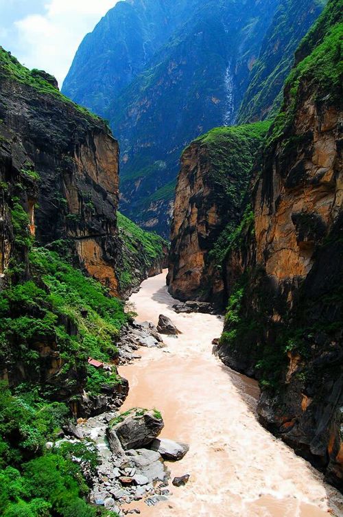 Великолепная и загадочная природа в живописном районе Ядин провинции Сычуань
